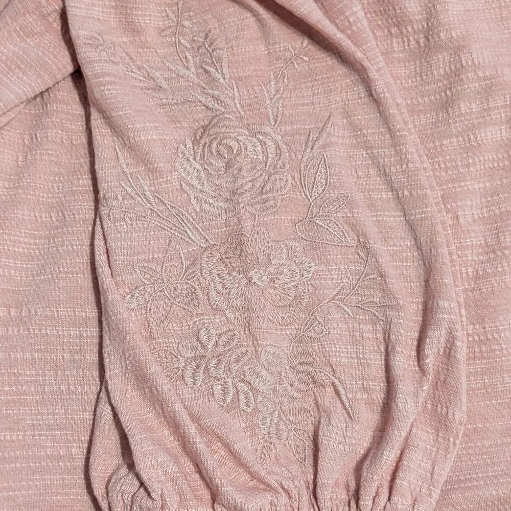 Cable & Guage Women's Dusty Rose Pink Cold Shoulder Embroidered Sleeve Top - Picture 6 of 10